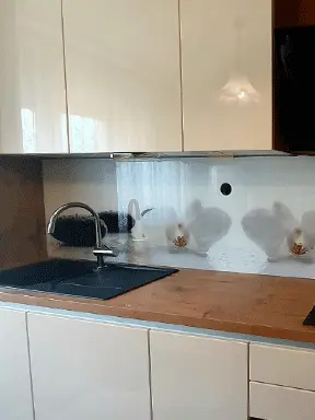 Kuhinjsko staklo jednostavno održavanje bez upijanja masnoće