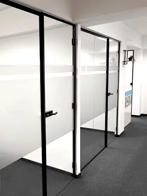 Staklene pregrade s aluminijskim okvirom i mat folijom za poslovne prostore i uredske zgrade